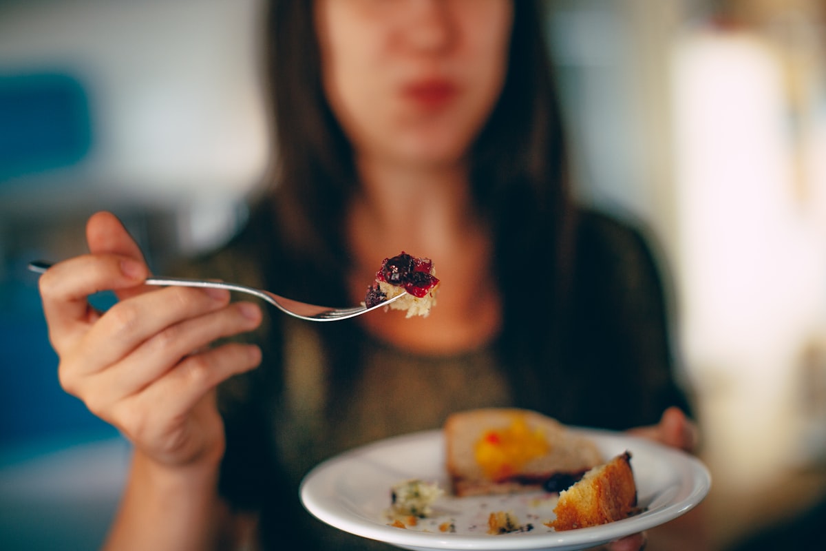 Femme énergique après 45 ans avec aliments sains